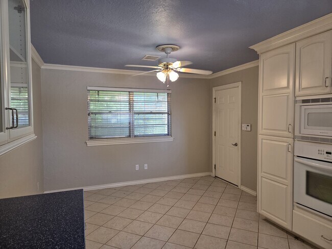 Building Photo - 3225 N Ridgewood Dr