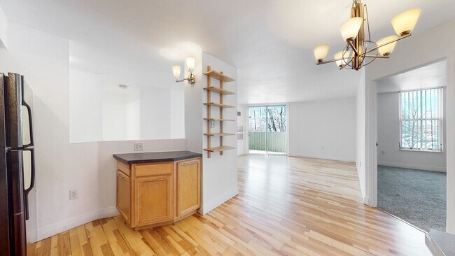 Building Photo - 601 W 11th Ave