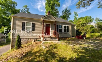 Building Photo - 306 Red Oak Dr