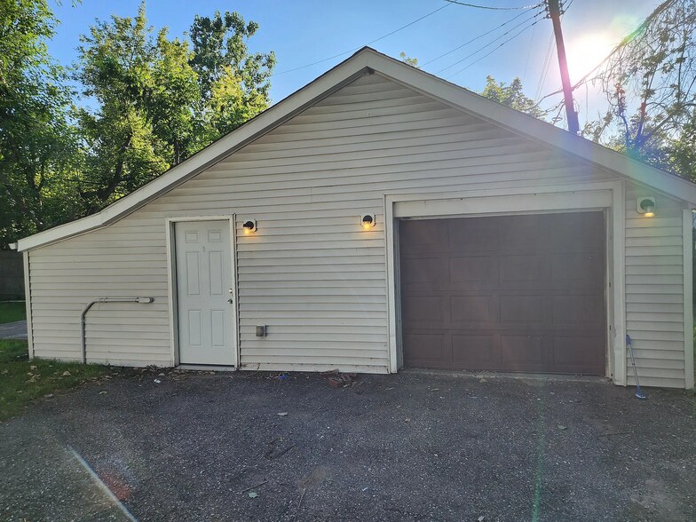 Building Photo - 7130 Hollywood St