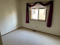 Building Photo - NIce 3 bed 1.5 Bath Condo