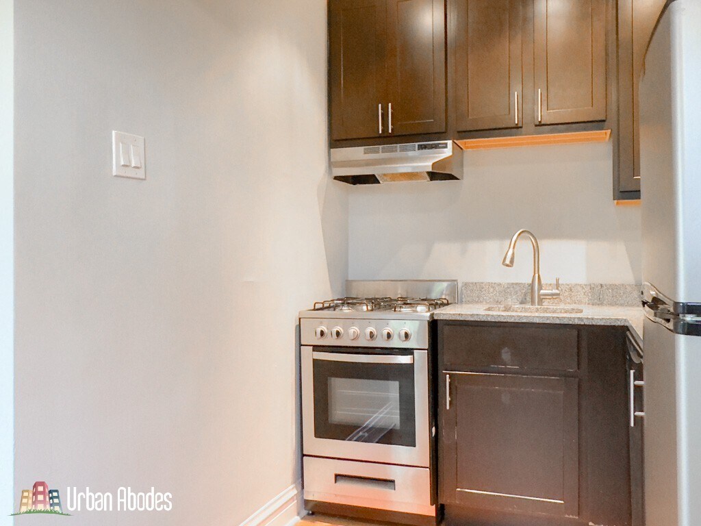 Building Photo - 4735 N Hermitage Ave