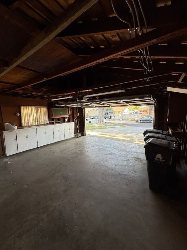 Building Photo - Beautiful 3 Bedroom, 2 Bathroom North Hill...