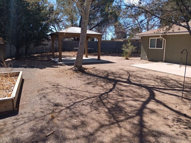 Building Photo - Stunning 4 bedroom, 2 bathroom home! Showings available NOW!