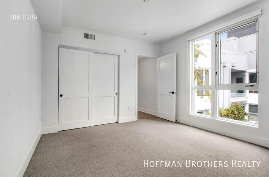 Building Photo - 1168 S Barrington Ave