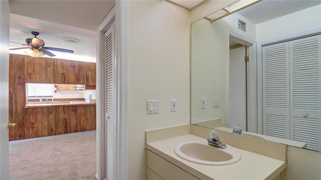 Building Photo - 15206 W Pond Woods Dr