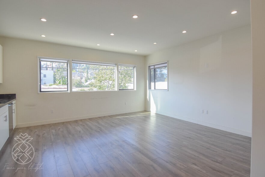 Building Photo - 905 Parkman Ave