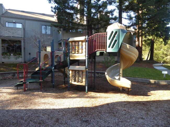 Building Photo - SPACIOUS TWO BEDROOM TWO AND HALF BATH + L...