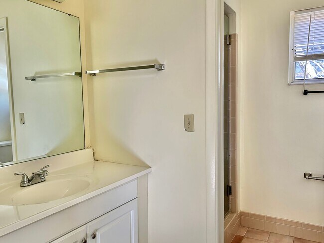 Building Photo - 3/2/2 Home in Silver Spring Shores