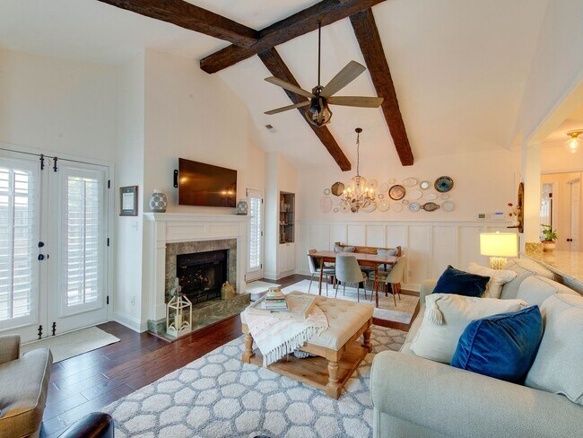 Building Photo - A picture perfect cottage home ready for you with community pool!