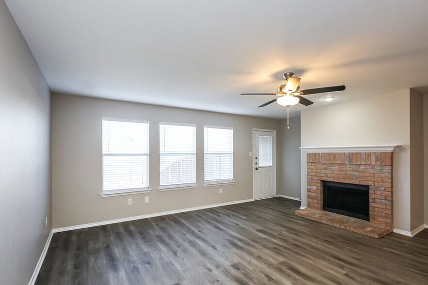 Building Photo - 2217 Midbury Dr