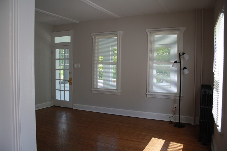 living area 1 - 636 E Front St