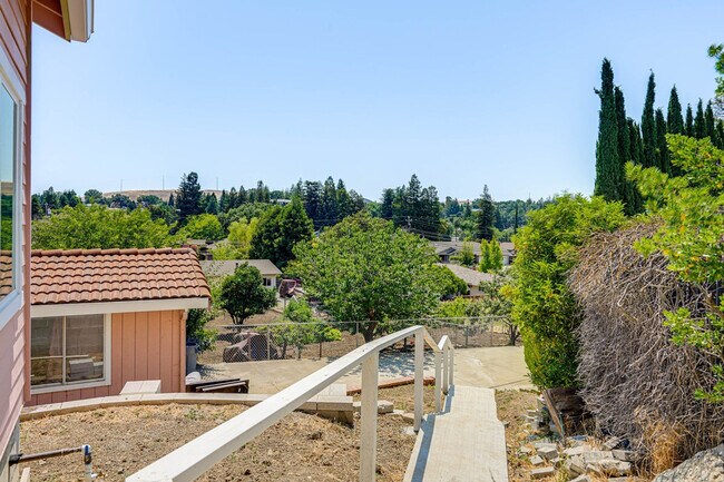 Building Photo - 1120 Sunrise Hill