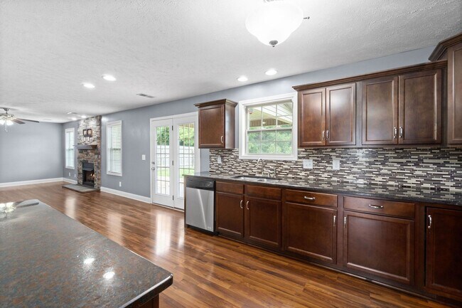 Building Photo - Pet Friendly Four Bedroom!