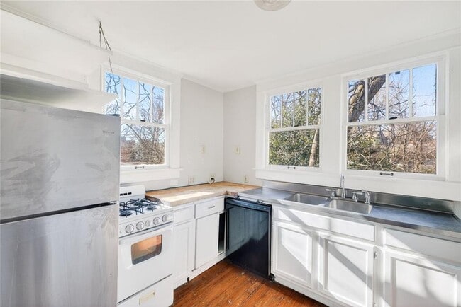 Building Photo - 300 Oxford Pl NE