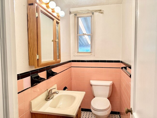 Building Photo - Charming 3-bedroom, 1.5-bathroom! Pets Wel...