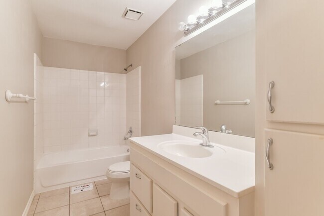 Building Photo - 13207 Pebblewalk Cir S