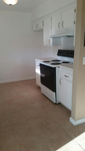 Kitchen - Right - 1068 Pierce Dr