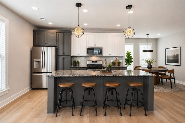 Building Photo - 701 Halcyon Ln