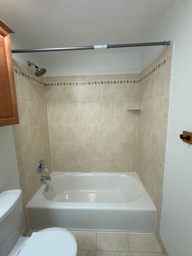 Building Photo - Beautiful 4 Bed 2.5 Bath Townhome in Burke For Rent!