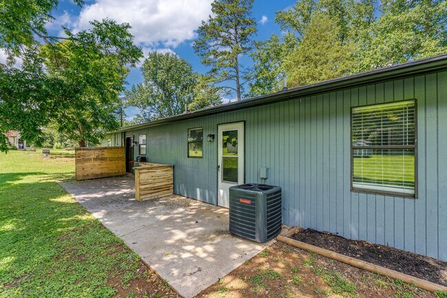 Building Photo - 712 Cooper Rd