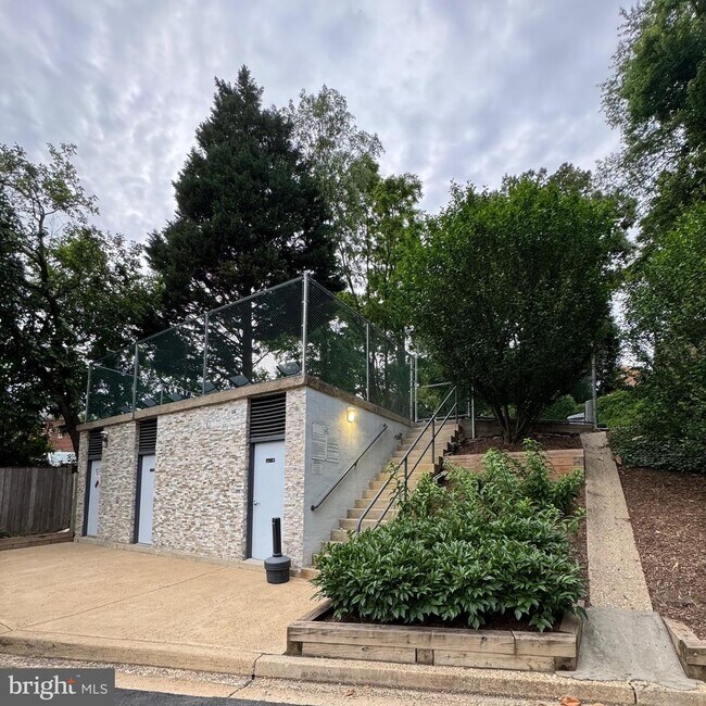 Building Photo - 5353 Columbia Pike