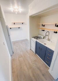 Building Photo - Flats on Pleasant