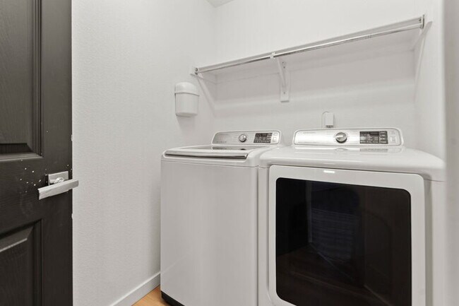 Building Photo - 5175 Andes St