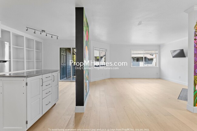 Building Photo - Beautifully Updated Condo in Multnomah Vil...