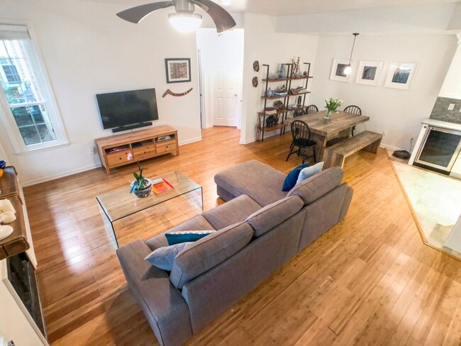 Building Photo - Beautiful Updated 2BR/2BA Condo Near Beltline