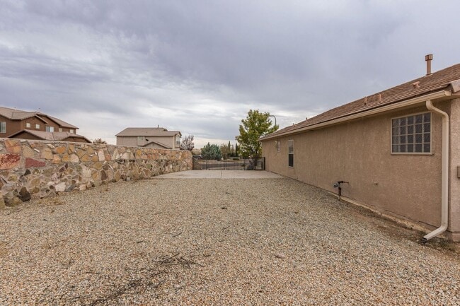 Building Photo - Nice Large Home in Sonoma Ranch—-Will go f...
