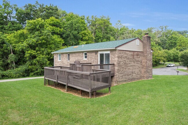 Building Photo - 2700 Queenswood Dr