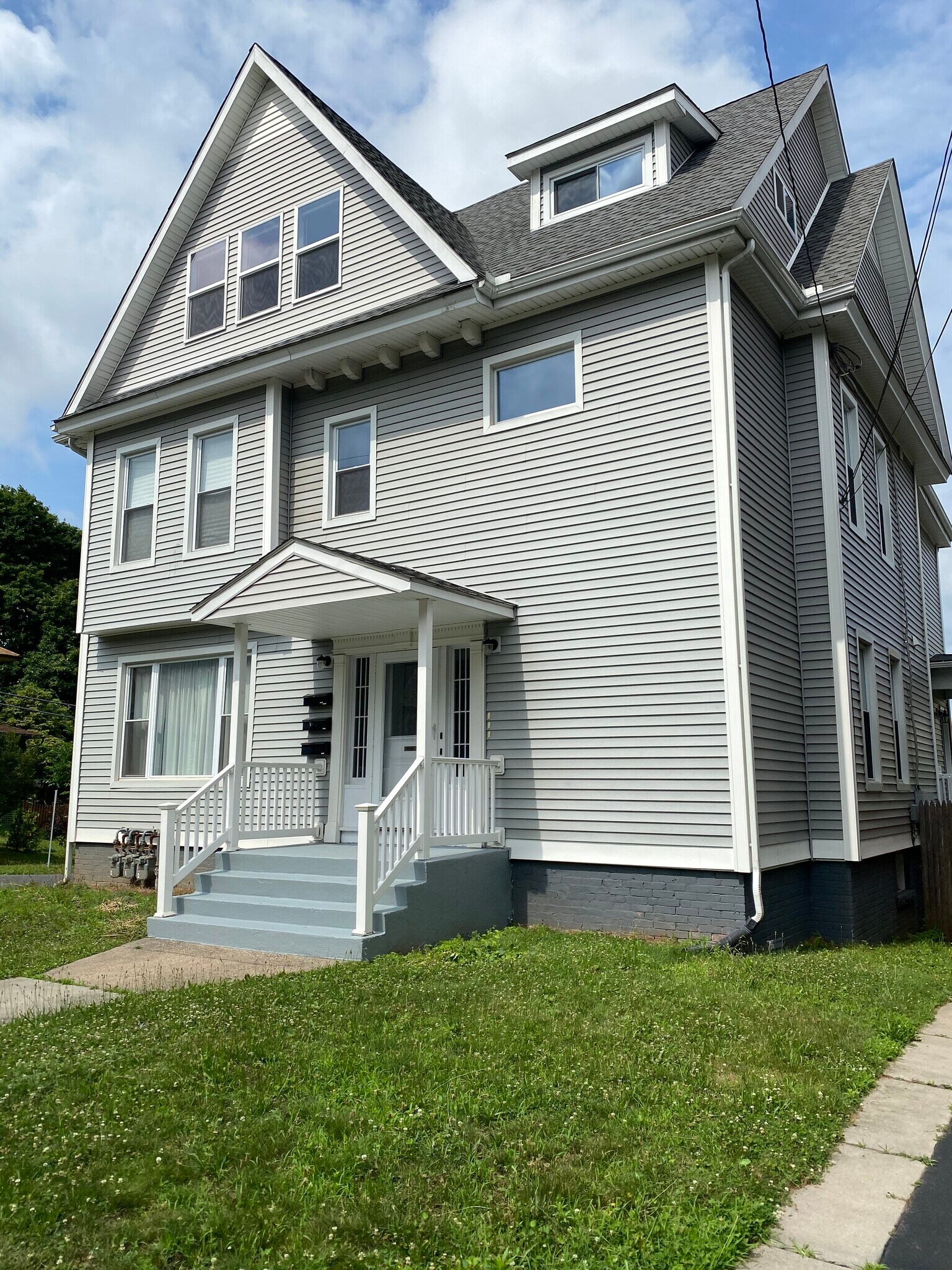Front Entrance - 149 Lincoln St