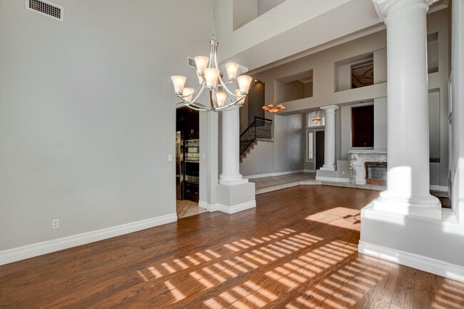 Building Photo - COMING SOON!! $1000 off 1st months Rent Guard-Gated Golf Course Living on the 14th Green!