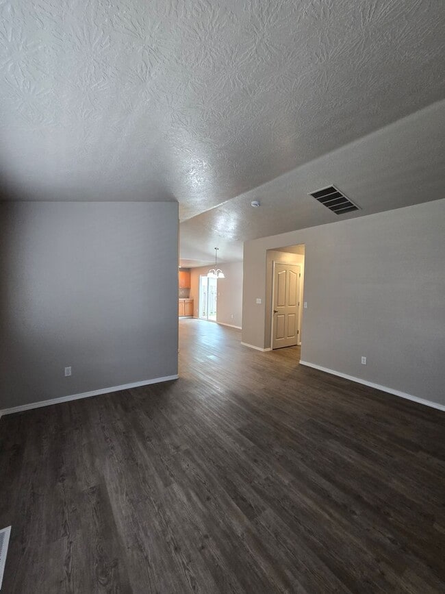 Building Photo - Pet Friendly, Single Level 3bed : 2bath Ho...