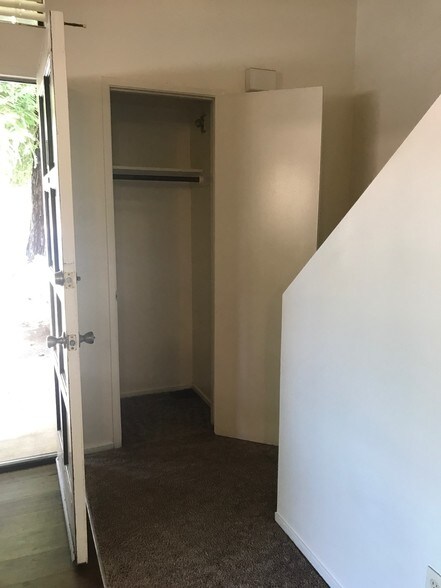 Building Photo - Laurelwood Oaks