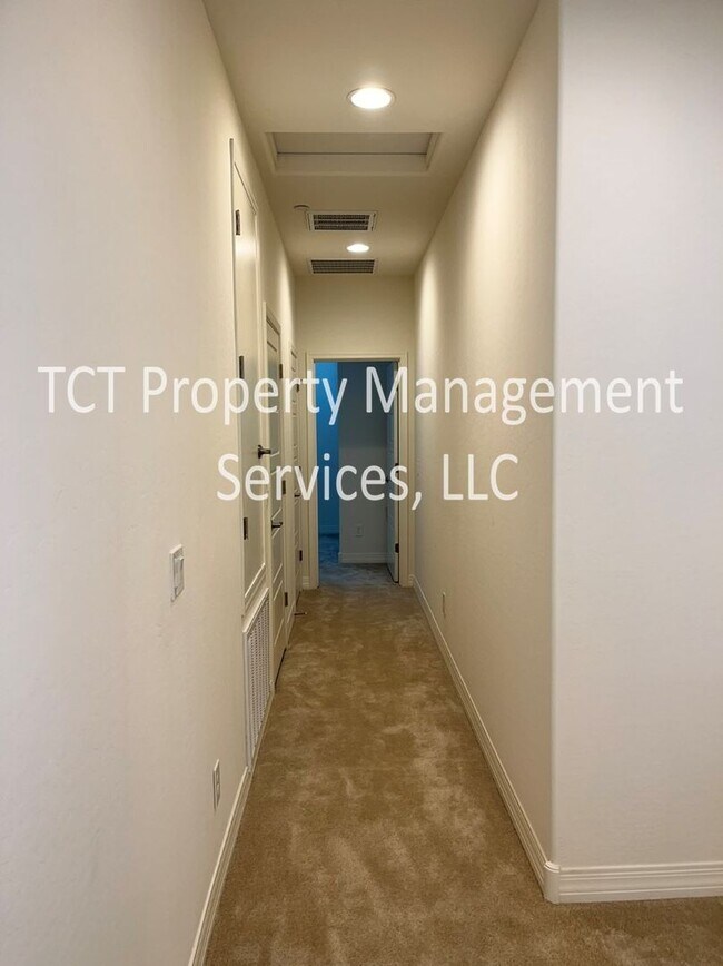 Building Photo - Beautiful Home In Gilbert Lake Community!