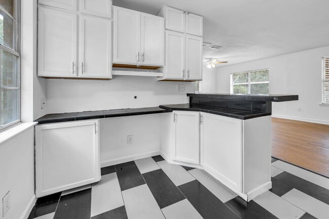 Building Photo - 1020 Pinetree Rd