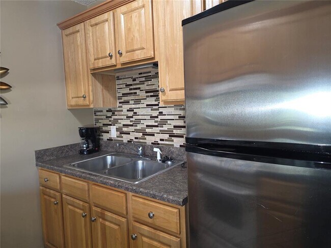 Building Photo - 400 Oakridge Blvd