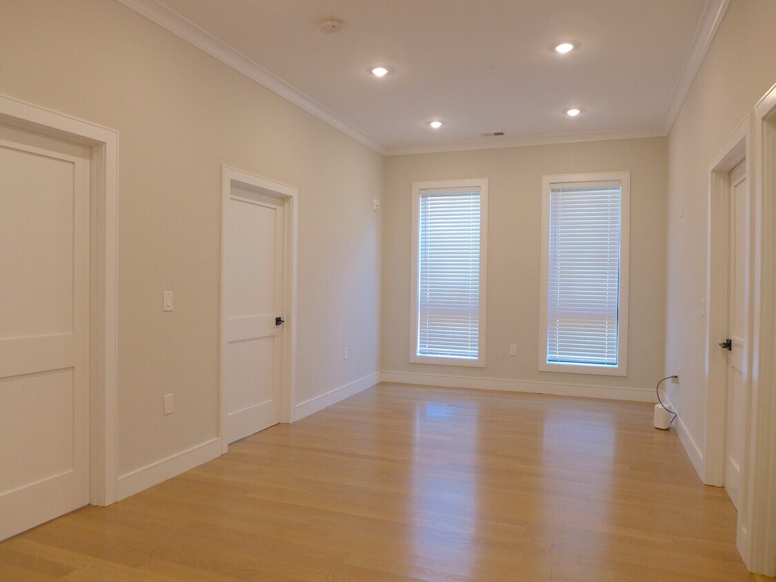 Primary Photo - 24 Farrington Ave