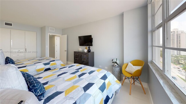 Building Photo - 5601 Collins Ave