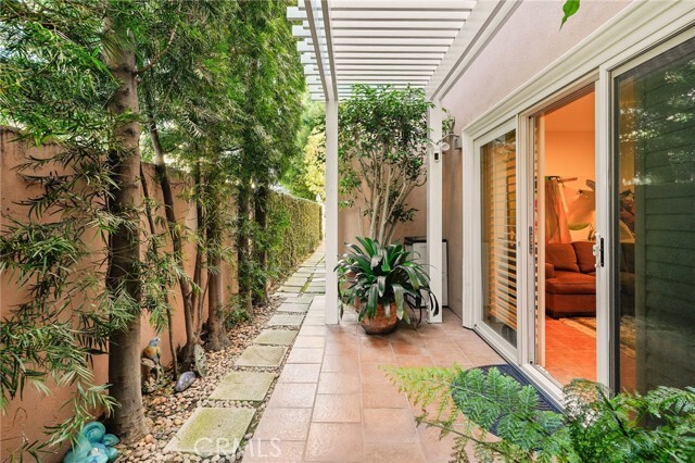 Building Photo - 1827 Barry Ave