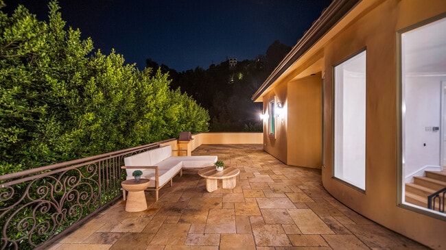 Building Photo - 1447 San Ysidro Dr