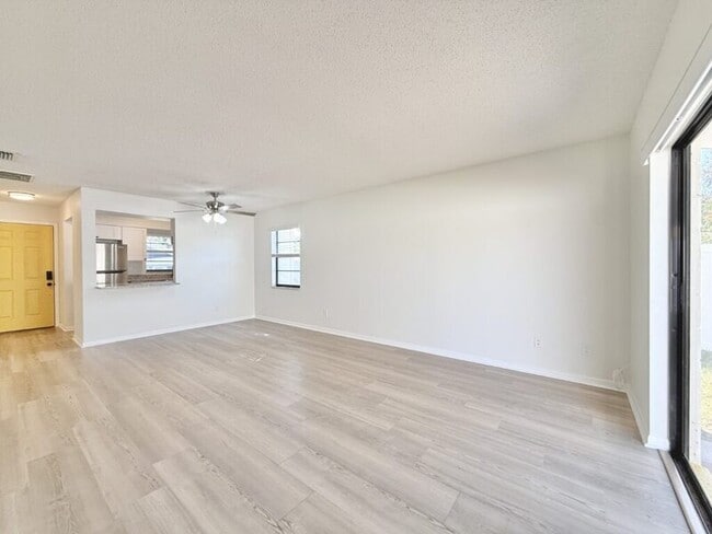 Building Photo - 5212 Peach Ave