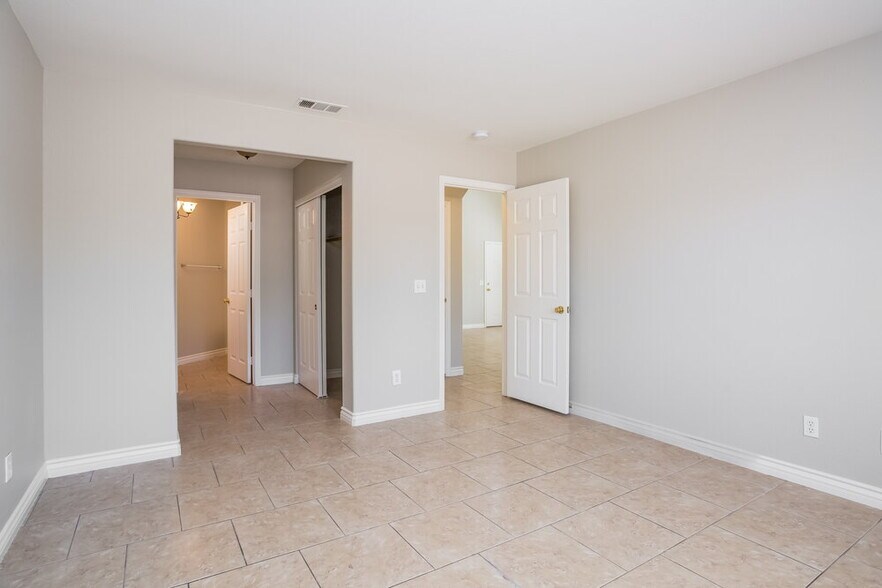 Building Photo - 7533 Hickory Hills Dr