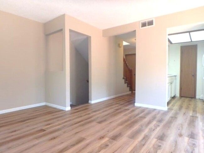 Building Photo - Fantastic 3 Bed 2.5 Bath Condo In S. Columbia