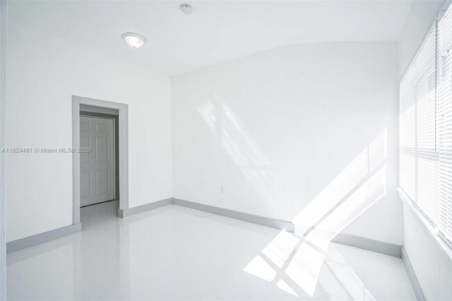 Building Photo - 1320 SW 17th Ave