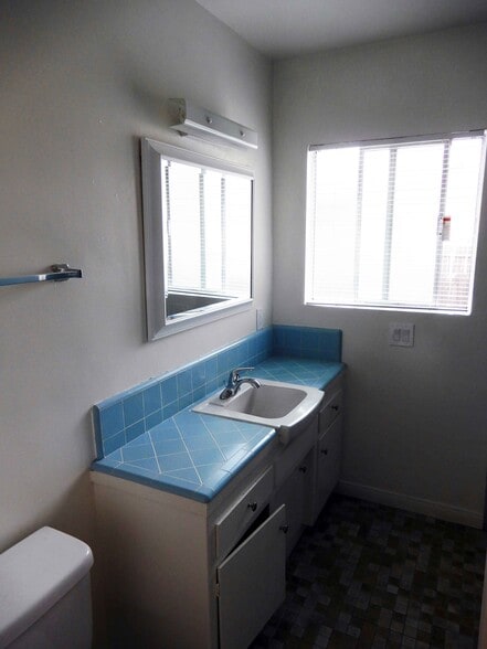 Building Photo - 5326 Lincoln Ave