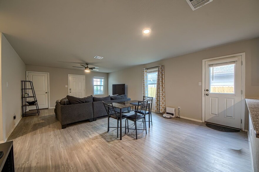 Building Photo - 14014 Homestead