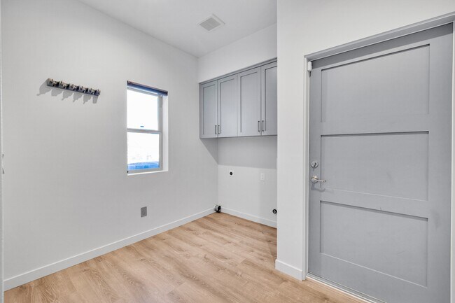 Building Photo - 7760 Arrowhead Dr